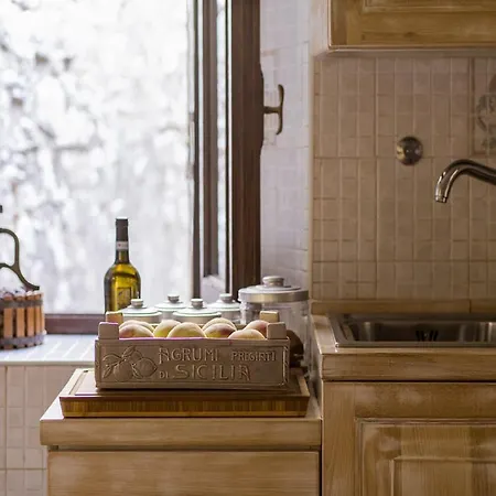 Casa Della Torre In Borgo Medievale