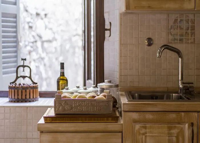 Casa Della Torre In Borgo Medievale